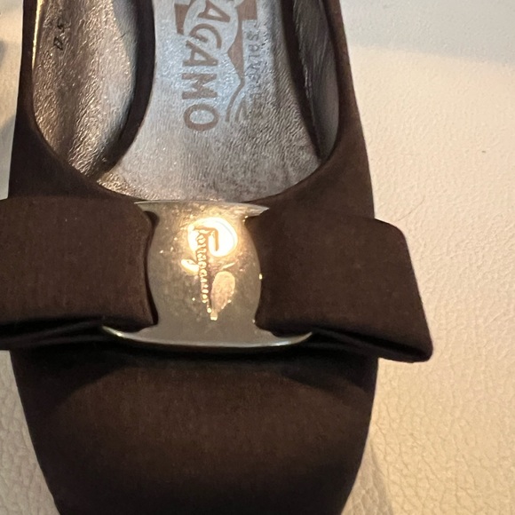 Salvatore Ferragamo Vara Bow satin pumps size 4 1/2b - Picture 2 of 6